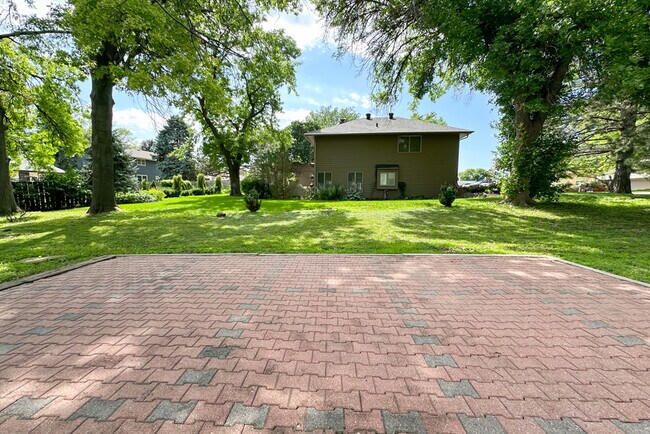 Building Photo - 922 N 122nd St