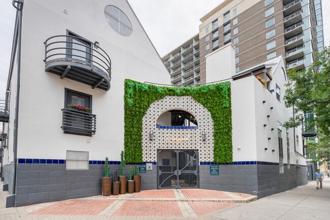 Building Photo - 201 E 4th St