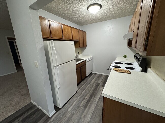 Building Photo - WARNING: YOU MAY FALL IN LOVE with this 2 Bed, 1 Bath Apartment!