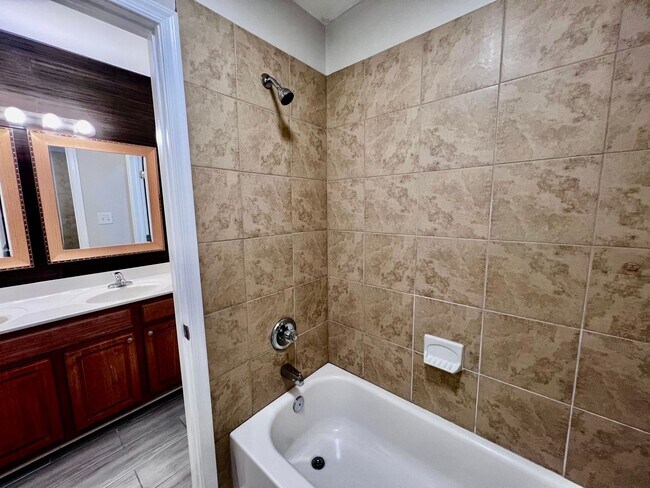 Building Photo - Gorgeous townhouse in the heart of Virgini...