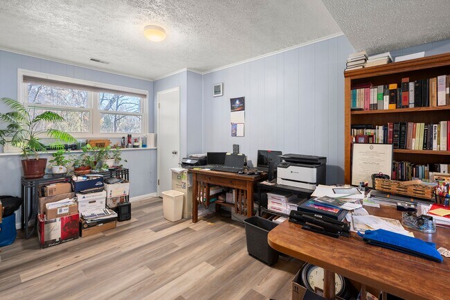 Building Photo - Elegant & Modern Home with Beautiful Interior