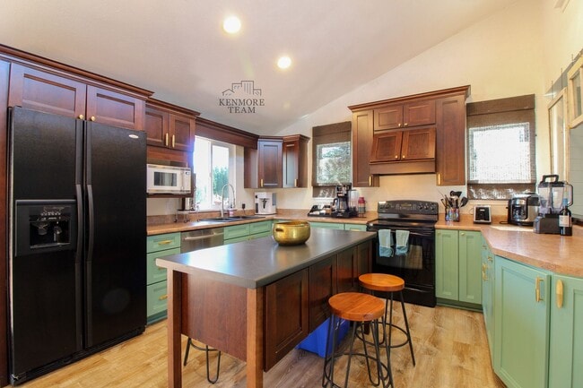 Building Photo - FURNISHED: 5 Bedroom, 2 Bath Home in Kennewick