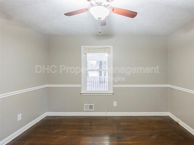 Building Photo - 161 Larose Cir SE