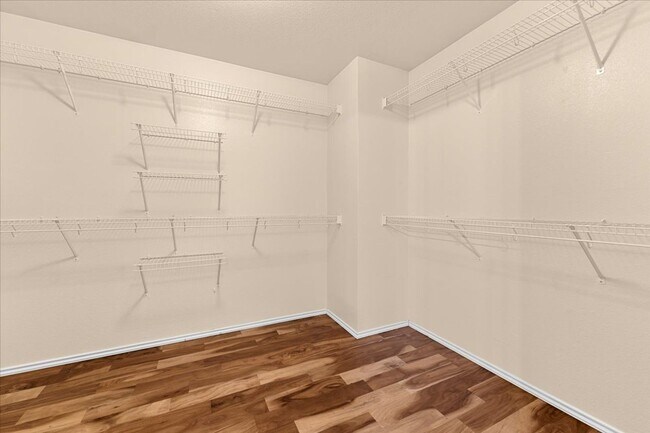 Building Photo - Move in ready! 3-bed 2.5-bath 2354 sqft 2-...