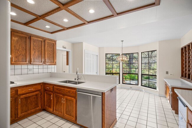 Building Photo - Beautiful big house with great school district. Gustavo Lopez AMSI