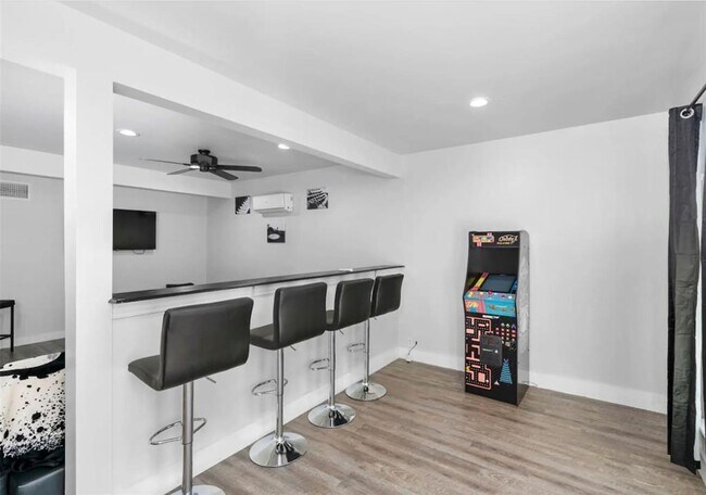 Building Photo - 6509 Sunstrip Dr