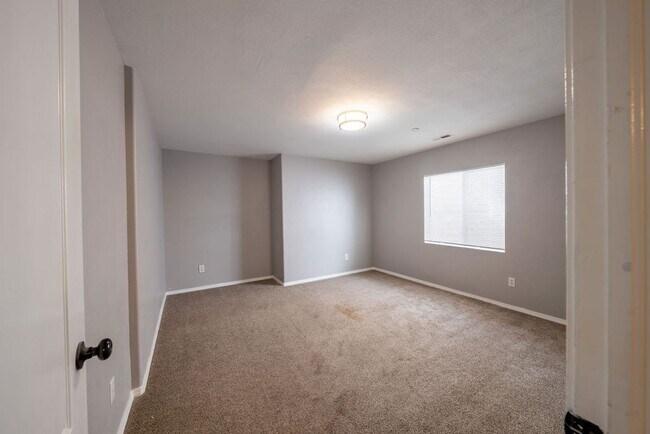 Building Photo - Stunning 4-bedroom, 3-bathroom home near Ft Carson!