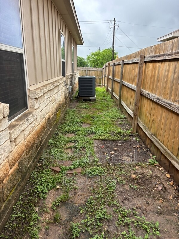 Building Photo - 342 Main St