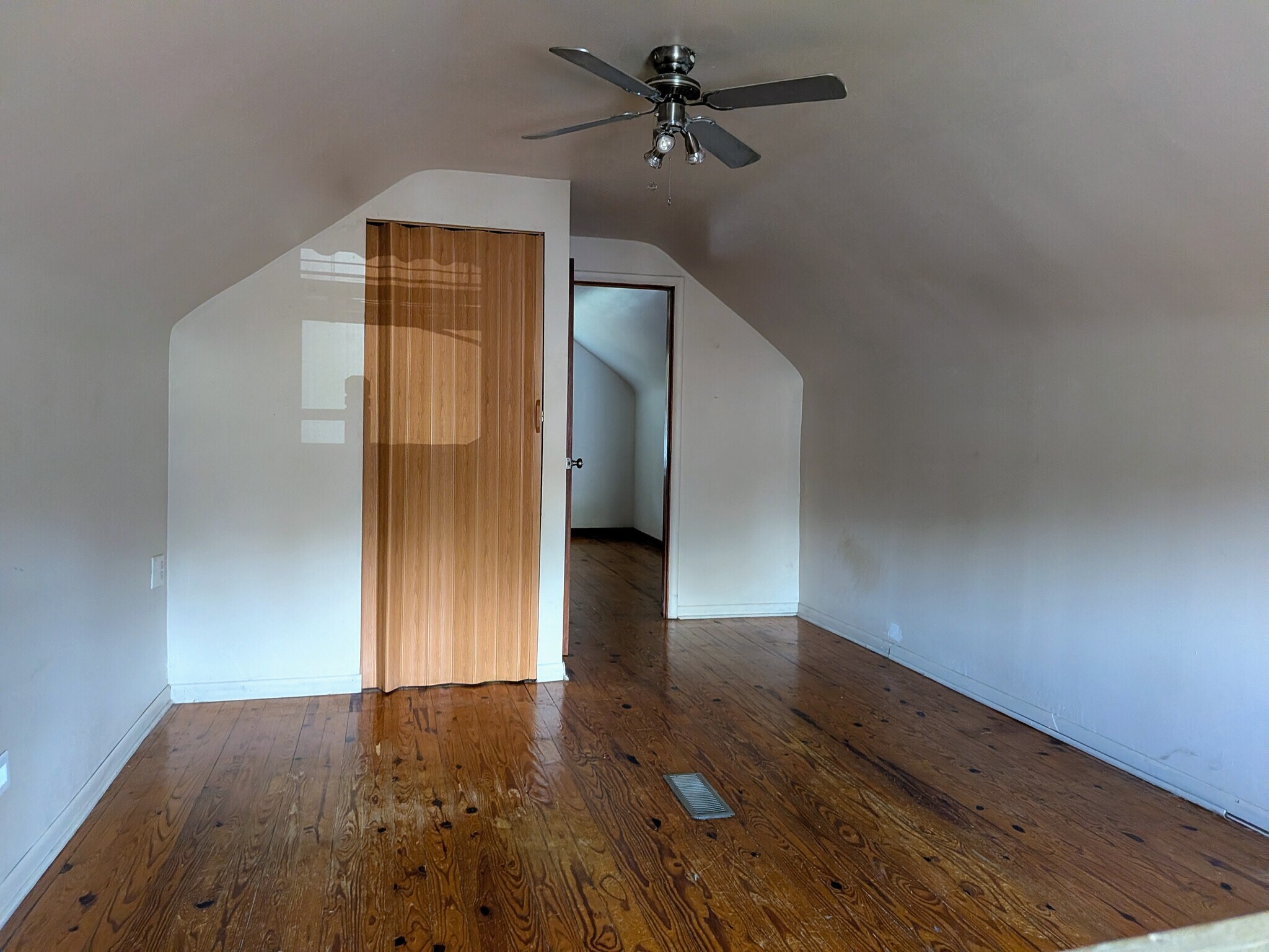 Building Photo - 543 Woodbury Ave