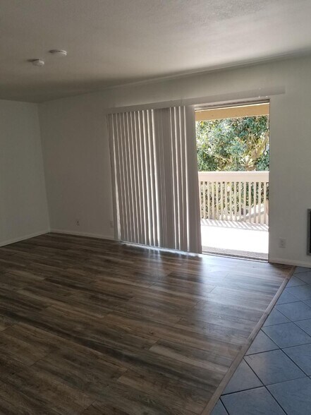 Building Photo - 8561 Villa La Jolla Dr