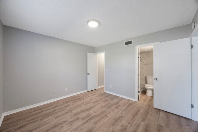 Building Photo - Newly Renovated 2 bedroom 2 bath within wa...