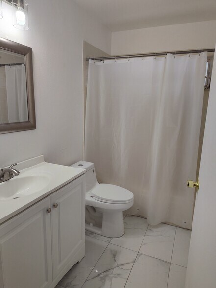 Building Photo - 5202 Oceanside Ct