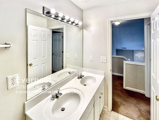 Building Photo - Comfortable 3-Bedroom Home with Prime Loca...