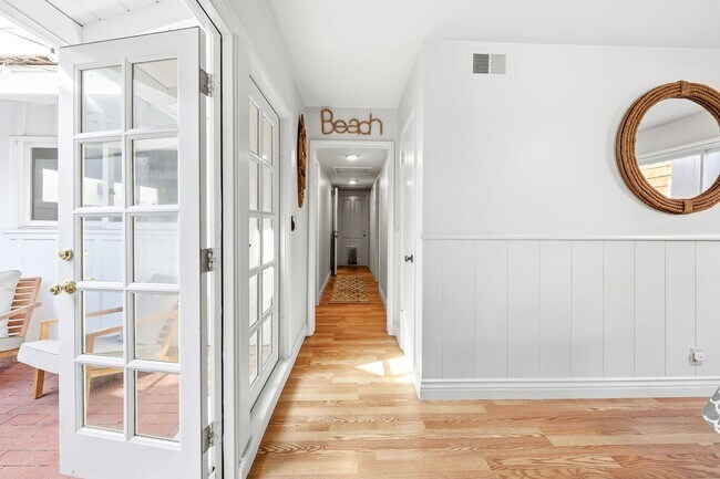Building Photo - Furnished Balboa Peninsula Point Cottage Home | Available November 1st – April 30th