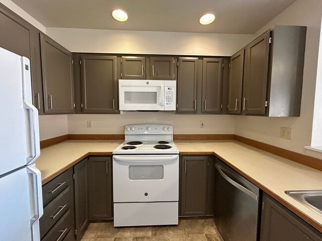 Building Photo - 2 Bedroom Condo with Washer/Dryer in Home