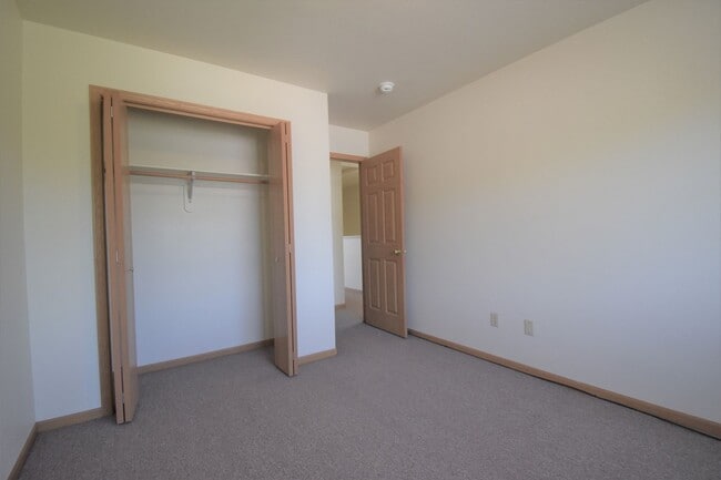 Building Photo - 3Bed 1.5Ba Townhouse with GARAGE! Great Location!