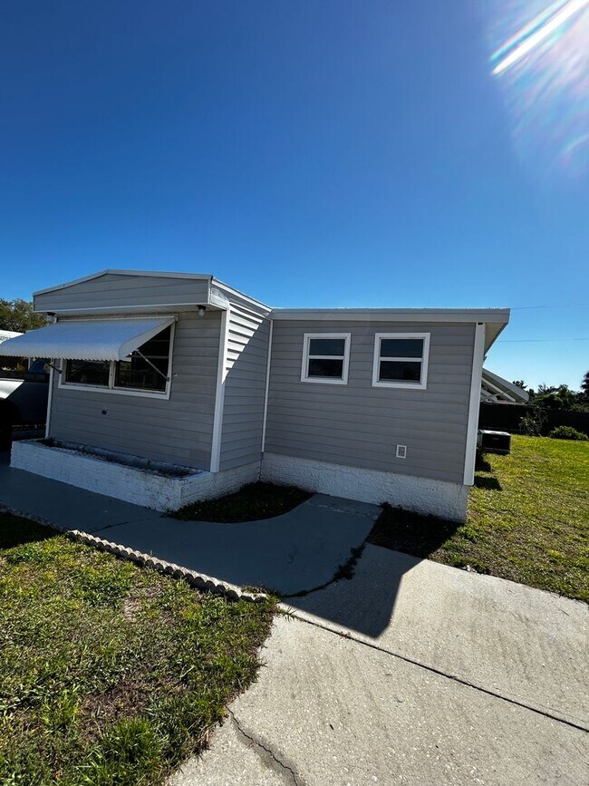 Primary Photo - 2 Bedroom Home with a den - Loads of ameni...