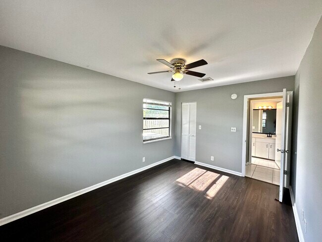Building Photo - 947 Country Wood Ct