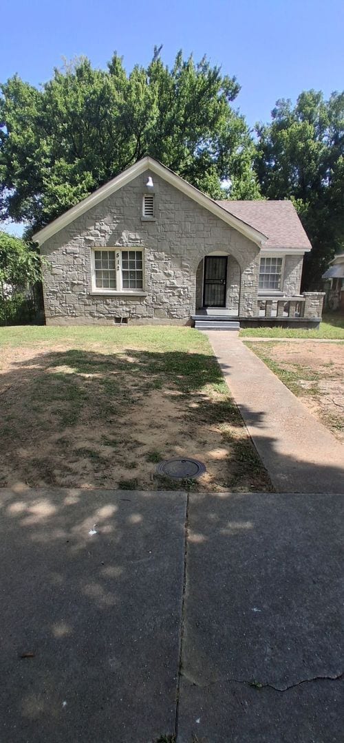 Building Photo - 4 Success is offering this beautiful 2 bedroom 1 bath with formal dining. The home features hardw...