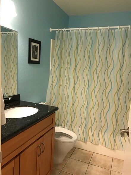 Upstairs full bathroom - 13611 Sycamore Tree Lane