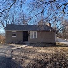 Building Photo - 332 N Cedar Ave