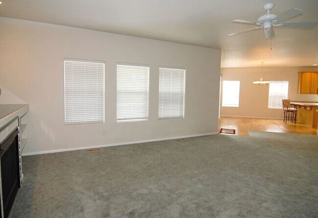 Building Photo - 3 Bedroom Home in North Albany!