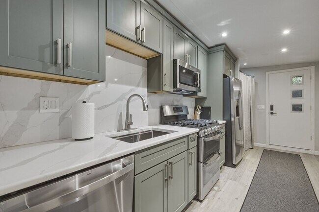 Building Photo - Newly remodeled apartment walk to the lake