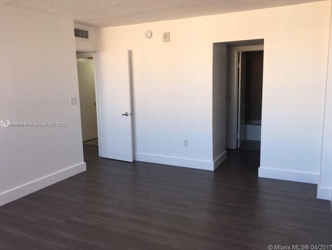 Building Photo - 1301 NE Miami Gardens Dr