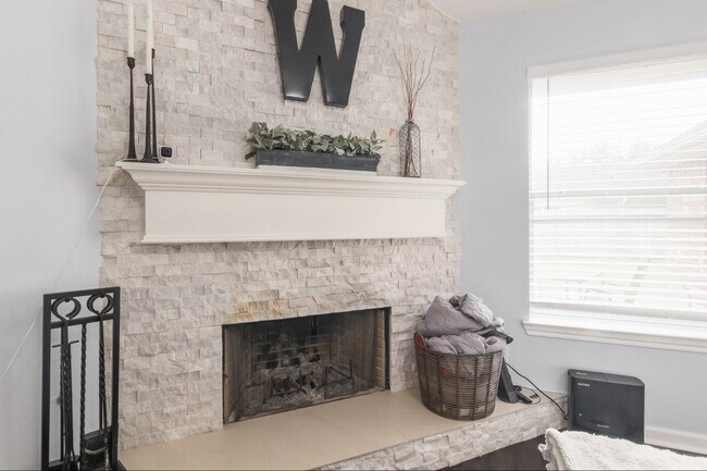 Building Photo - 4301 Twin Lakes Tr