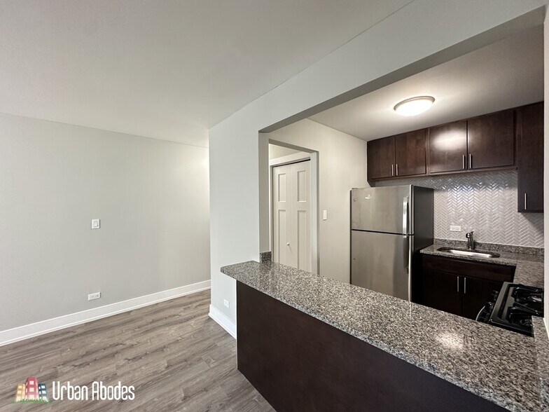 Building Photo - 528 W Surf St