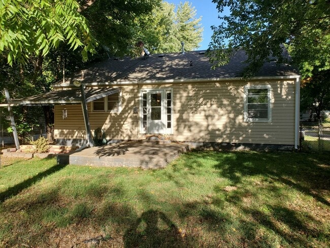 Building Photo - Nice 2 bedroom very near College Hill park