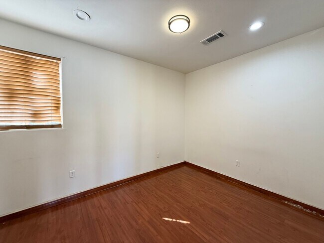 Building Photo - 5/BD 2.5/BA Spacious Home with Casita, RV ...