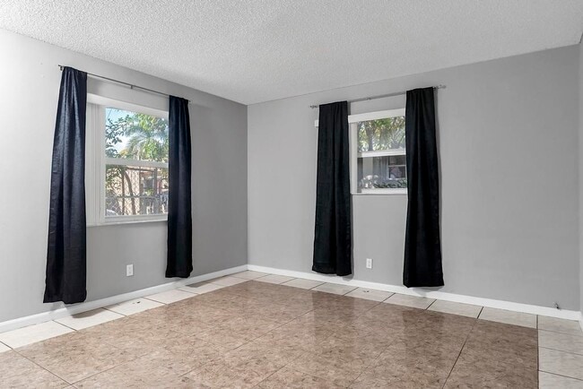 Building Photo - 915 S N St