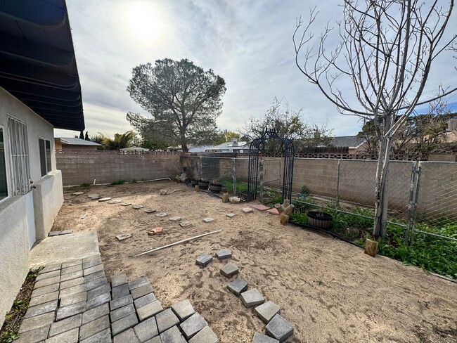 Building Photo - Beautifully renovated 3-bedroom, 2-bathroom