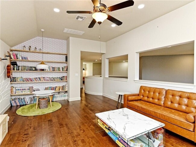 Building Photo - 332 Quartz Dr