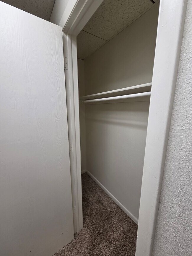 Building Photo - 2 Bed Apartment in the Heart of Golden!
