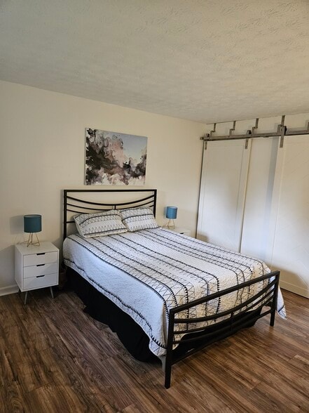 Building Photo - 939 Cambridge Dr