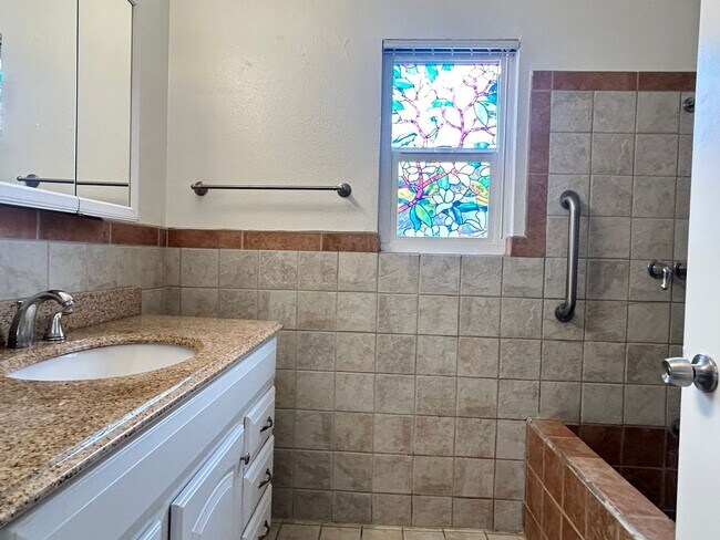 Building Photo - $$ HALF 1/2 OFF First Months RENT !!!!!! 2 bed - 2 bath unit Ready to rent!