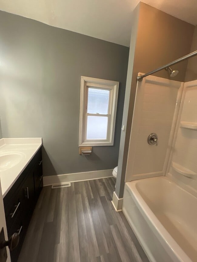 Building Photo - Coming soon! Freshly painted!