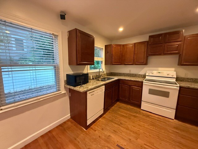 Building Photo - 2310 Fernwood Dr