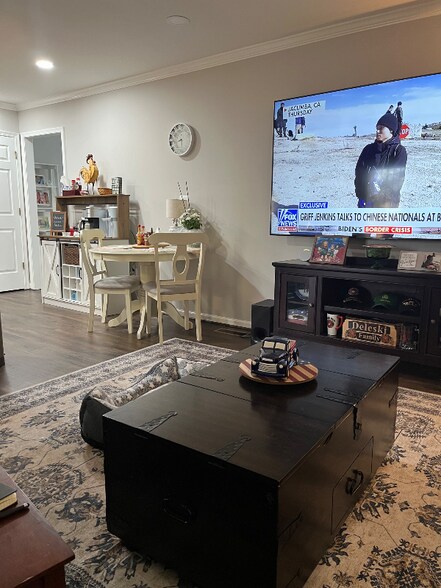 Building Photo - 301 Inglewood Dr