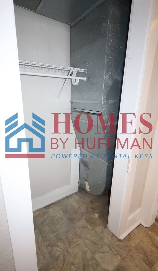 Building Photo - Two Bedroom House | Garage