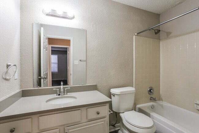 Building Photo - 208 Chamblin Dr