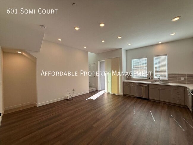Building Photo - 601 Somi Ct