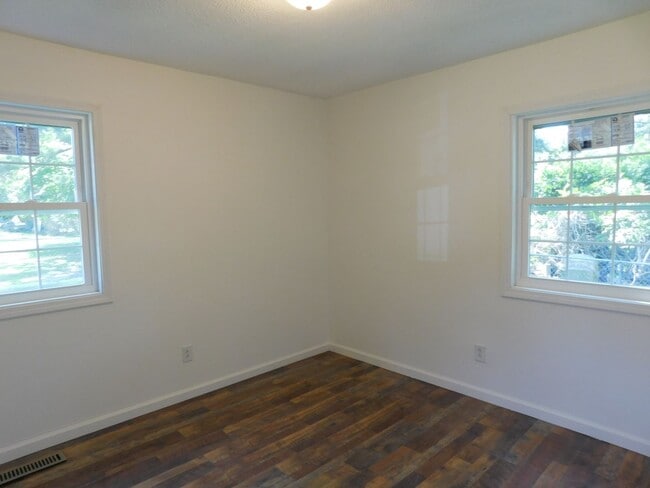 Building Photo - 4004 Brandywine Dr