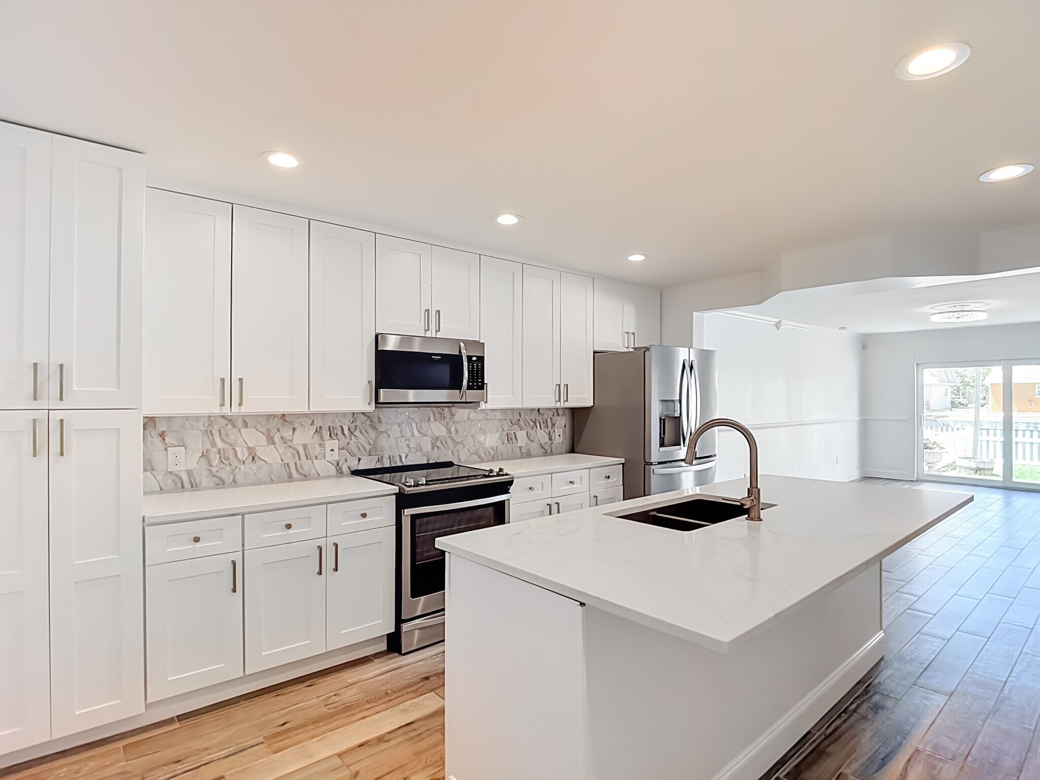 Building Photo - 8733 Bay Pointe Dr