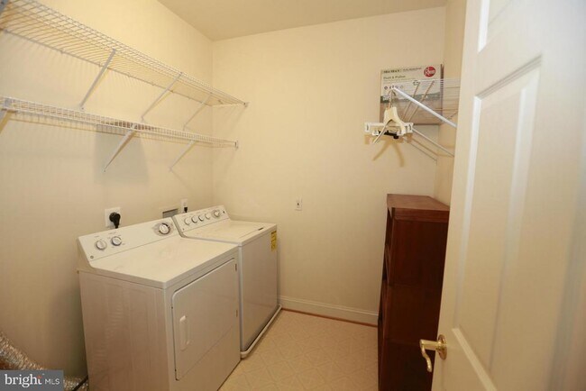Building Photo - 2339 Sandburg St