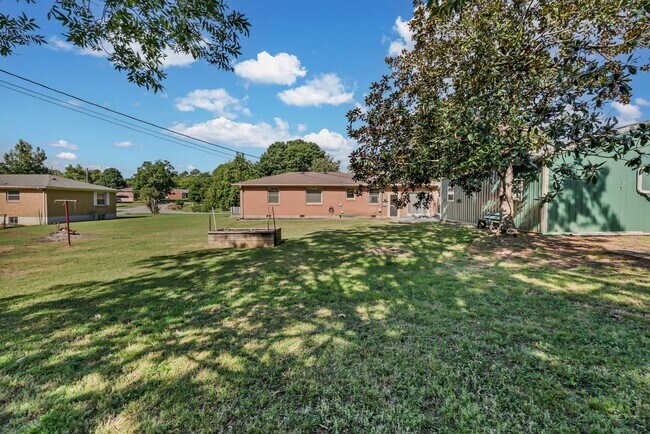 Building Photo - 504 Wren Rd