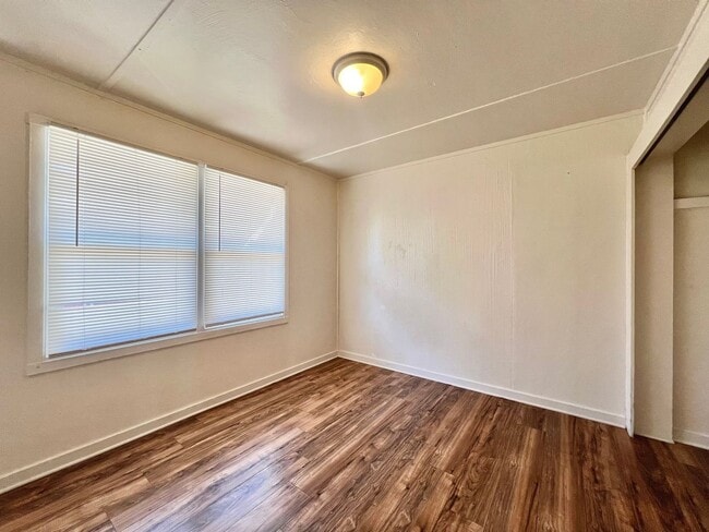 Building Photo - 2 Bedroom Home with Spacious Backyard