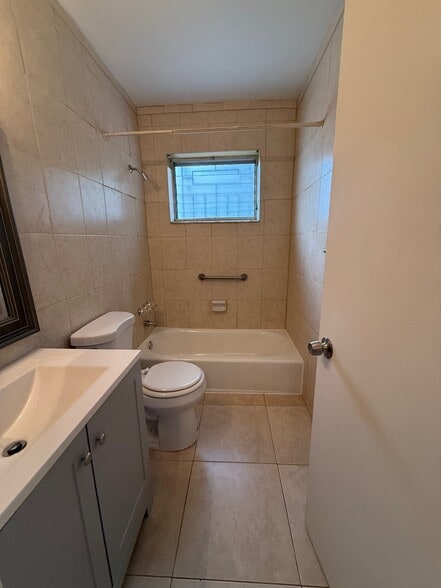 Bath 2 in Hall - 662 NE 132nd St